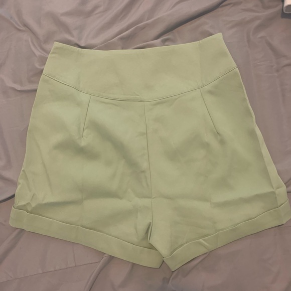 Cuffed hem plicated green shorts - Picture 6 of 7